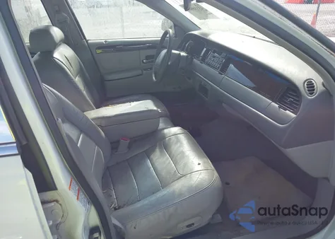 2000 Lincoln Town Car Signature from USA, damaged, VIN 1LNHM82W4YY842937